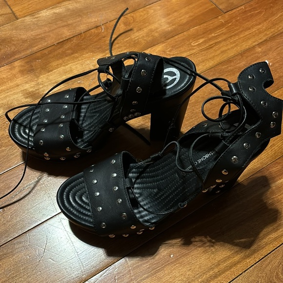 Wishbone heels - Picture 3 of 3